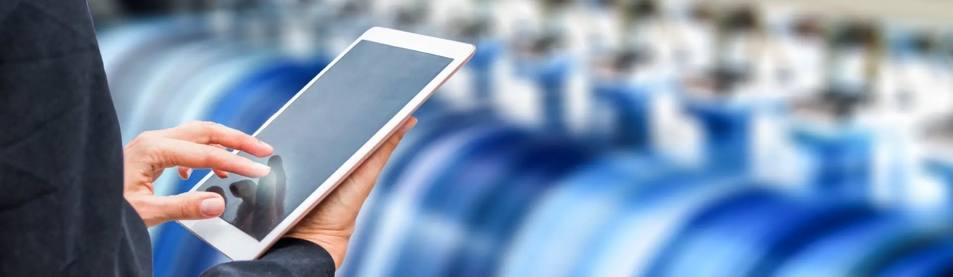 człowiek trzymający tablet